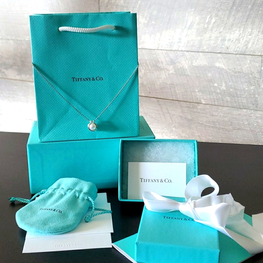 Tiffany & Co Freshwater Pearl Link Pendant 16‐18"